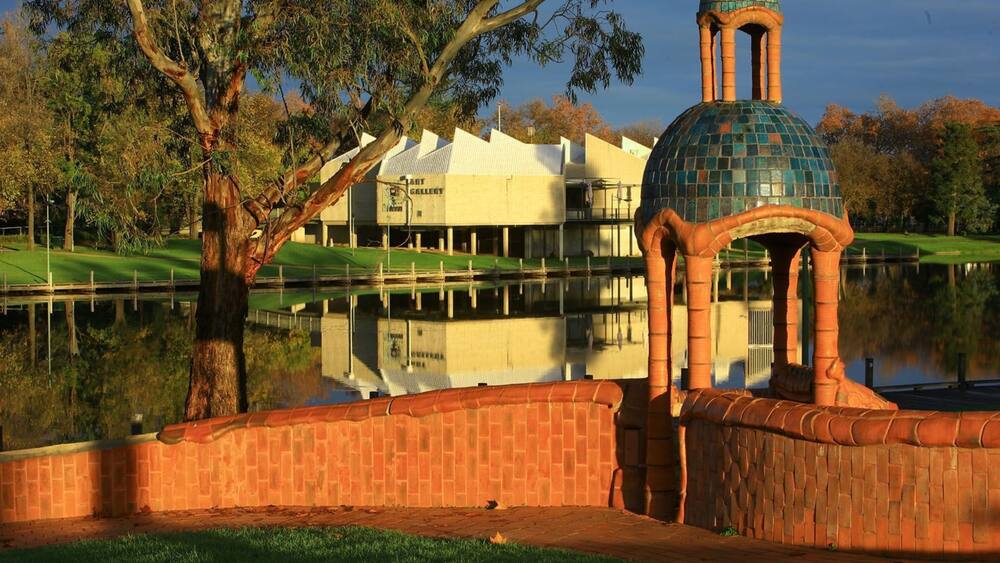 Benalla which includes a lake or waterhole