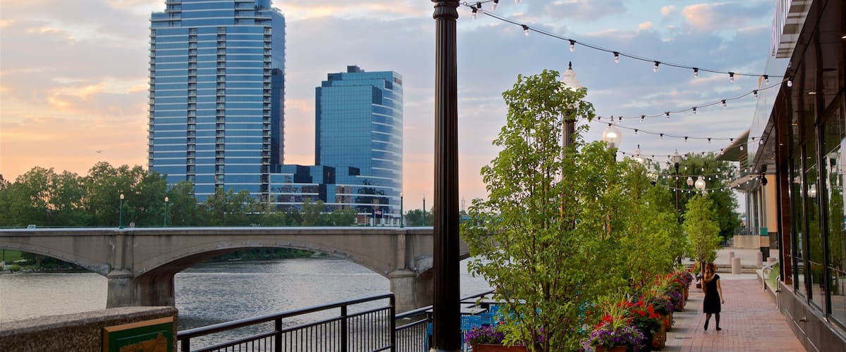 Grand Rapids que inclui uma ponte, um rio ou córrego e uma cidade