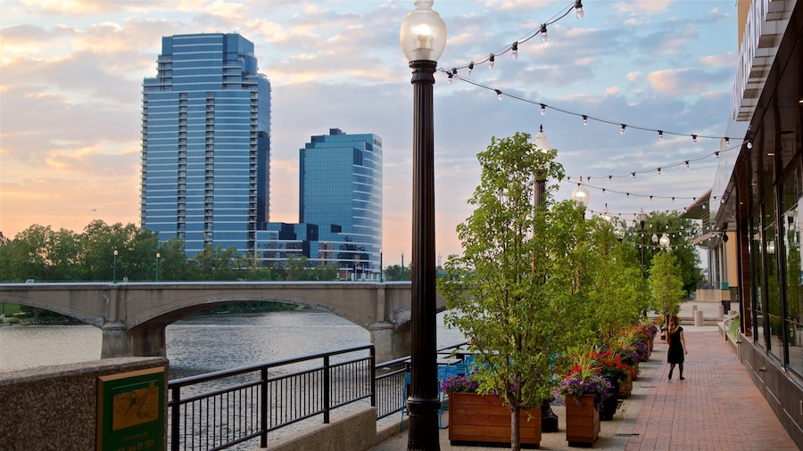 Grand Rapids mostrando una puesta de sol, una ciudad y un puente