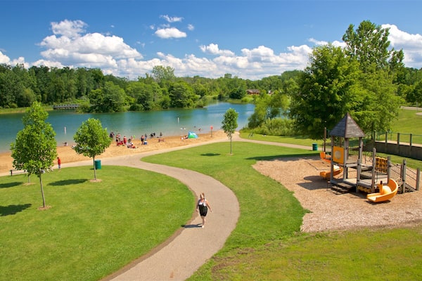 Markin Glen County Park welches beinhaltet Garten, Spielplatz und Fluss oder Bach