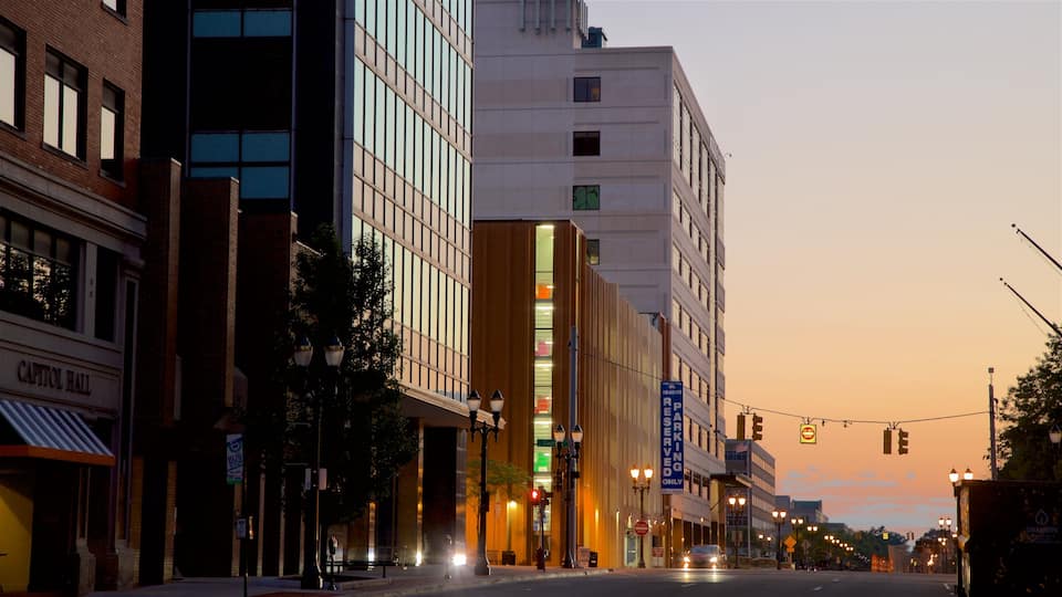 Lansing ofreciendo una ciudad y un atardecer