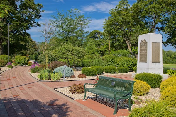 Hoyt Park featuring a park and flowers