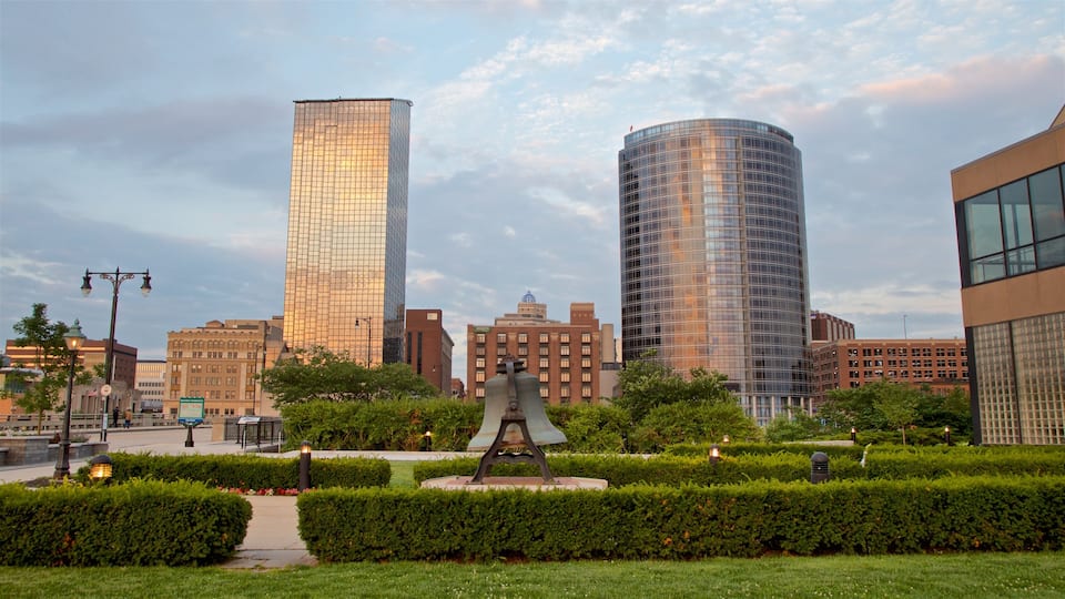 Grand Rapids ofreciendo un jardín, elementos del patrimonio y una ciudad