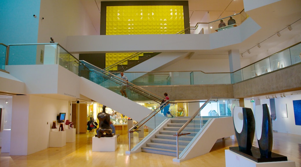 Palm Springs Art Museum qui includes vues intérieures