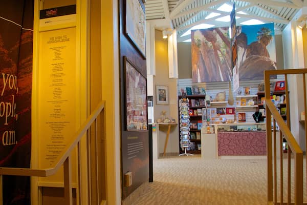 Agua Caliente Cultural Museum welches beinhaltet Innenansichten