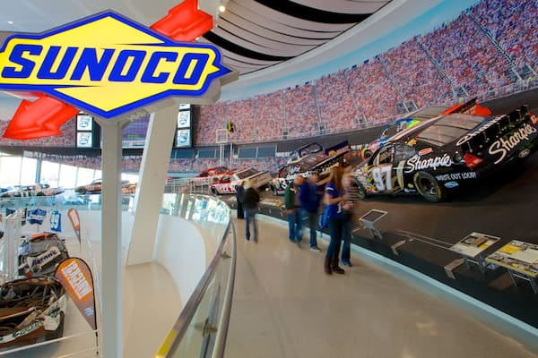 NASCAR Hall of Fame som inkluderar interiörer sÄvÀl som en liten grupp av mÀnniskor