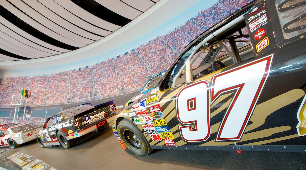 NASCAR Hall of Fame que incluye vistas interiores y un evento deportivo