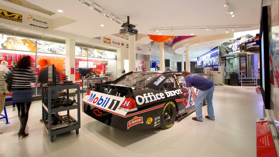 NASCAR Hall of Fame som viser interiør såvel som en lille gruppe mennesker