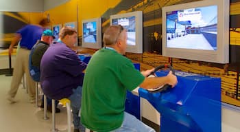 NASCAR Hall of Fame ofreciendo vistas de interior y también un grupo pequeño de personas