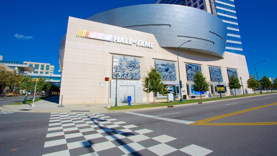 NASCAR Hall of Fame som omfatter gadeliv og en by