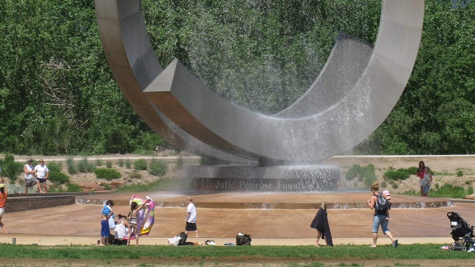 Colorado Springs caracterizando arte ao ar livre, um parque e uma fonte