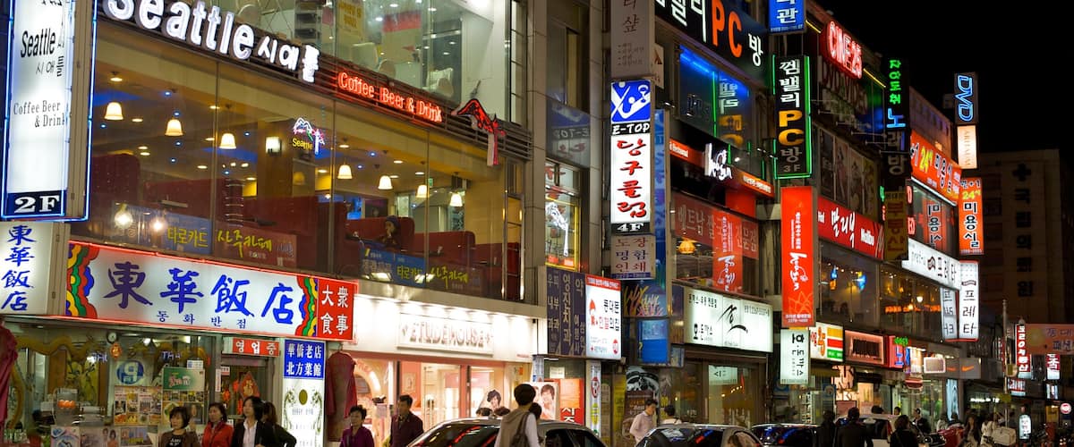 Dongdaemun Market which includes street scenes, nightlife and night scenes