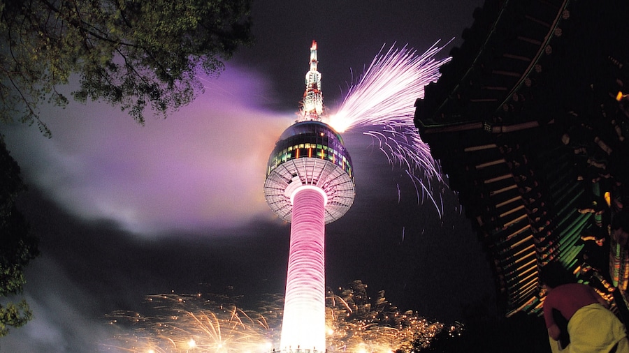 Toren Noord-Seoul toont een stad, nachtleven en moderne architectuur