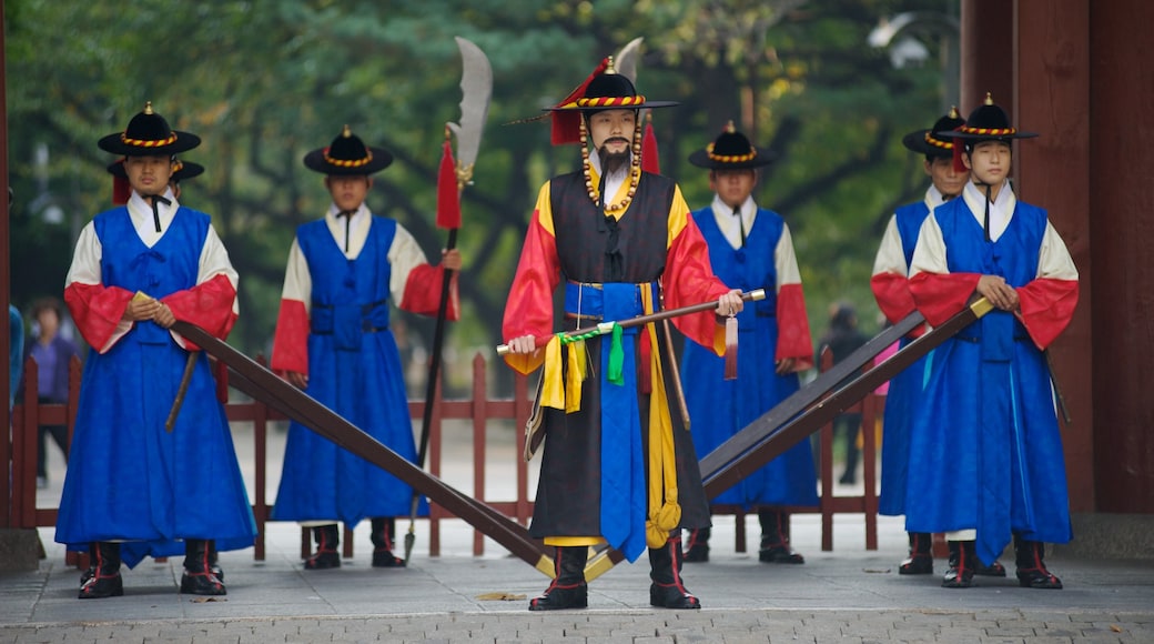 Deoksugung Palace featuring performance art as well as a large group of people
