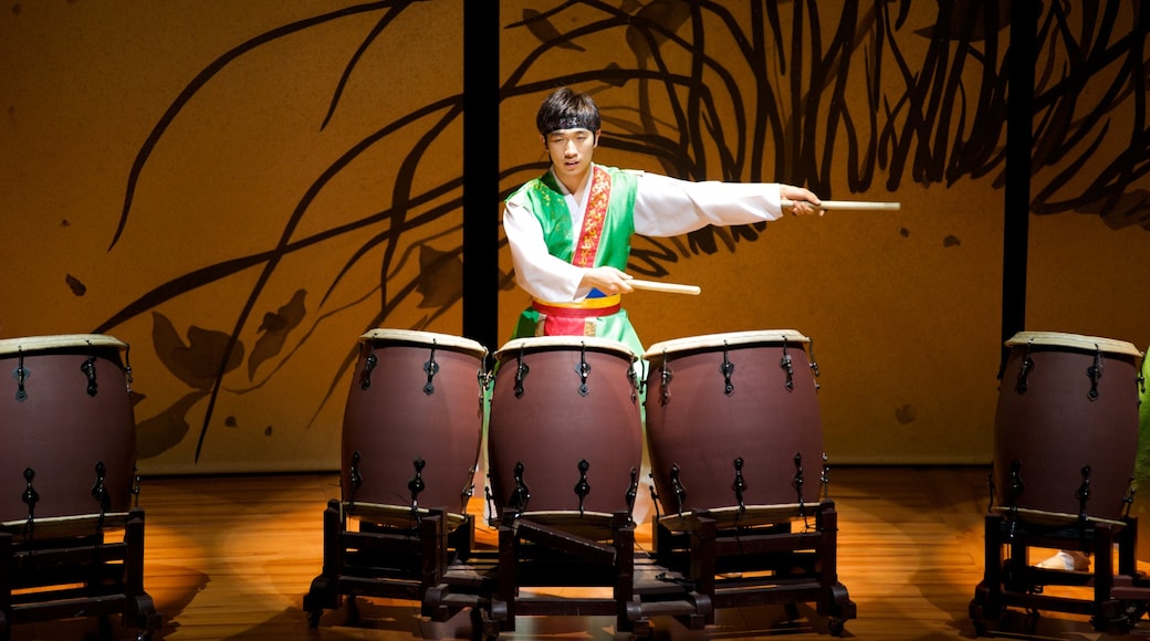 Teatro Chongdong ofreciendo vistas interiores, escenas de teatro y arte escénica