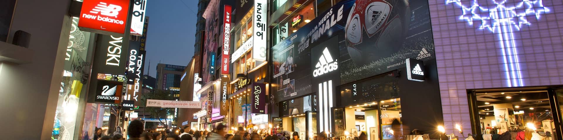 Myeongdong showing shopping, street scenes and a city