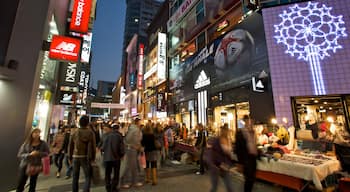 Myeongdong che include strade, shopping e paesaggio notturno