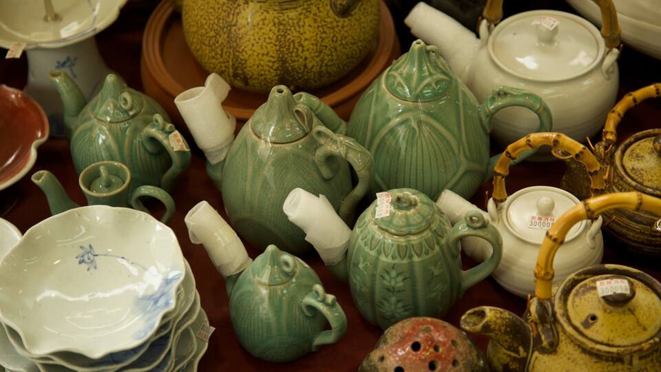 Insadong which includes interior views and art