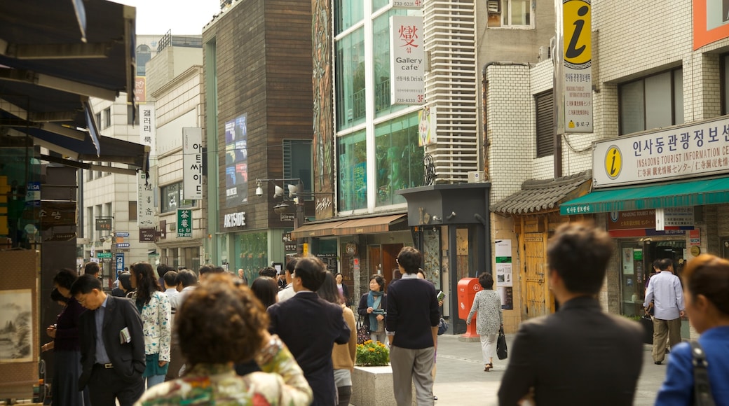 仁寺洞 设有 城市 和 街道景色 以及 大群人