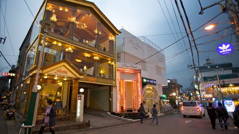 Hongdae mit einem bei Nacht, Straßenszenen und moderne Architektur