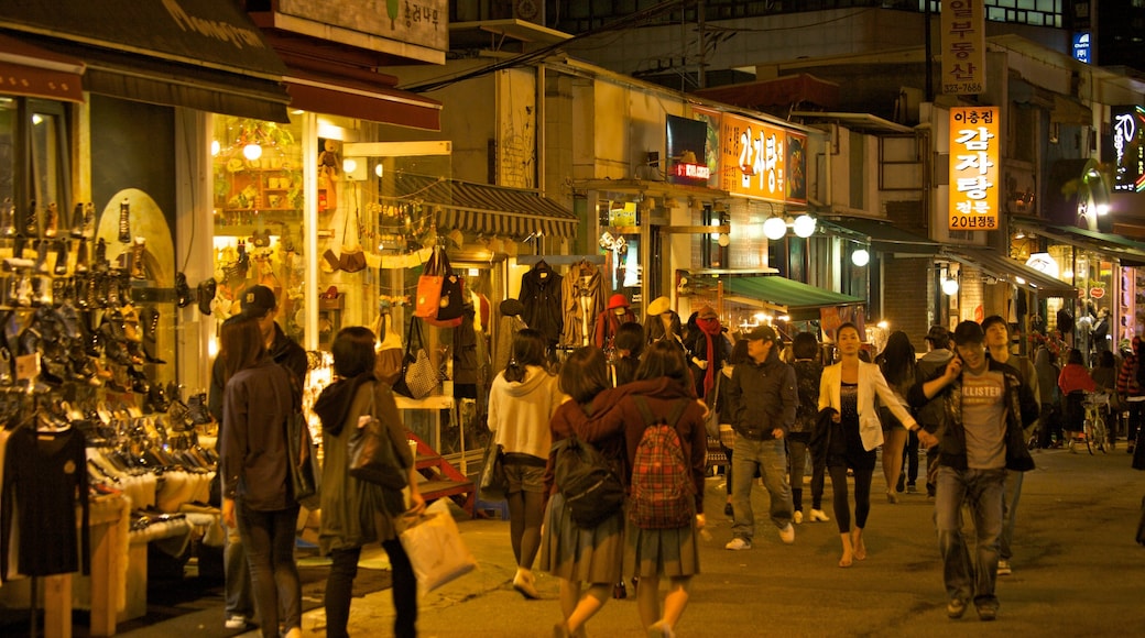 Hongdae ofreciendo vida nocturna, escenas urbanas y una ciudad