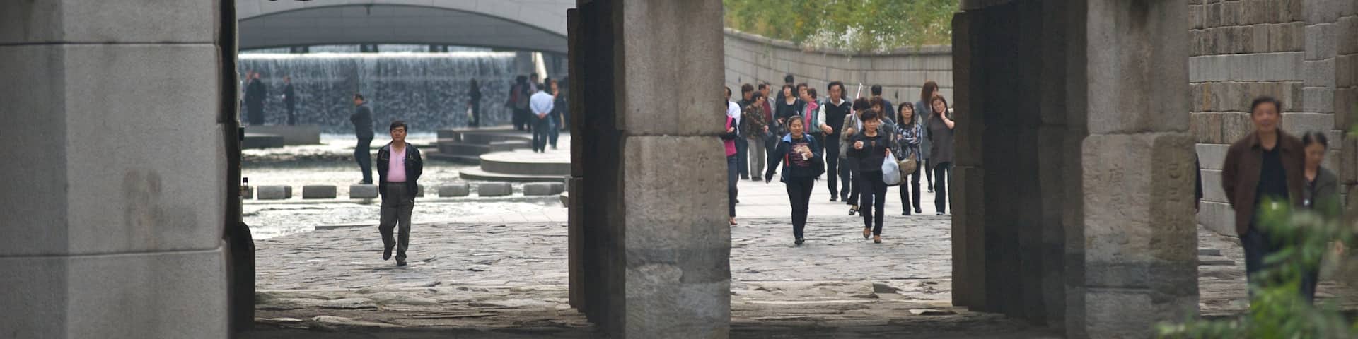 Fluss Cheonggyecheon das einen StraĂenszenen, BrĂŒcke und Stadt