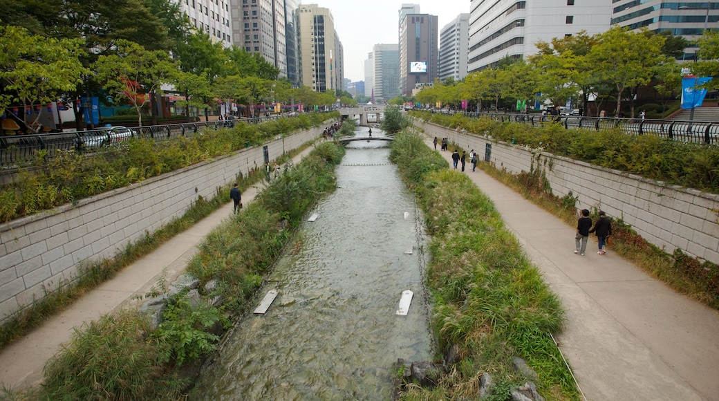 Fluss Cheonggyecheon mit einem Wolkenkratzer, Stadt und Straßenszenen