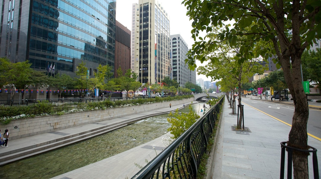 Fluss Cheonggyecheon mit einem Wolkenkratzer, Stadt und Straßenszenen