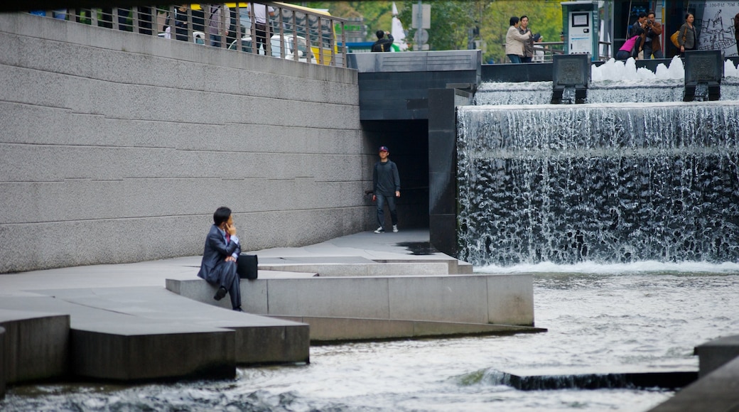 Fluss Cheonggyecheon das einen moderne Architektur, Springbrunnen und Stadt