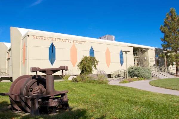 Nevada Historical Society que incluye un jardín