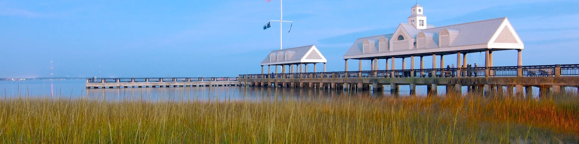 Waterfront Park showing a park, modern architecture and a marina