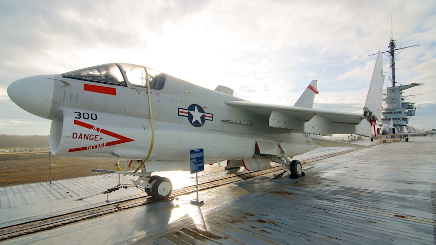 USS Yorktown ofreciendo aviación