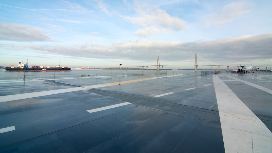 USS Yorktown ofreciendo aviación