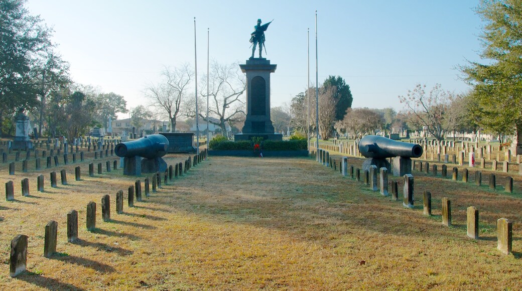 Magnolia Cemetery que inclui uma estátua ou escultura, itens militares e um memorial