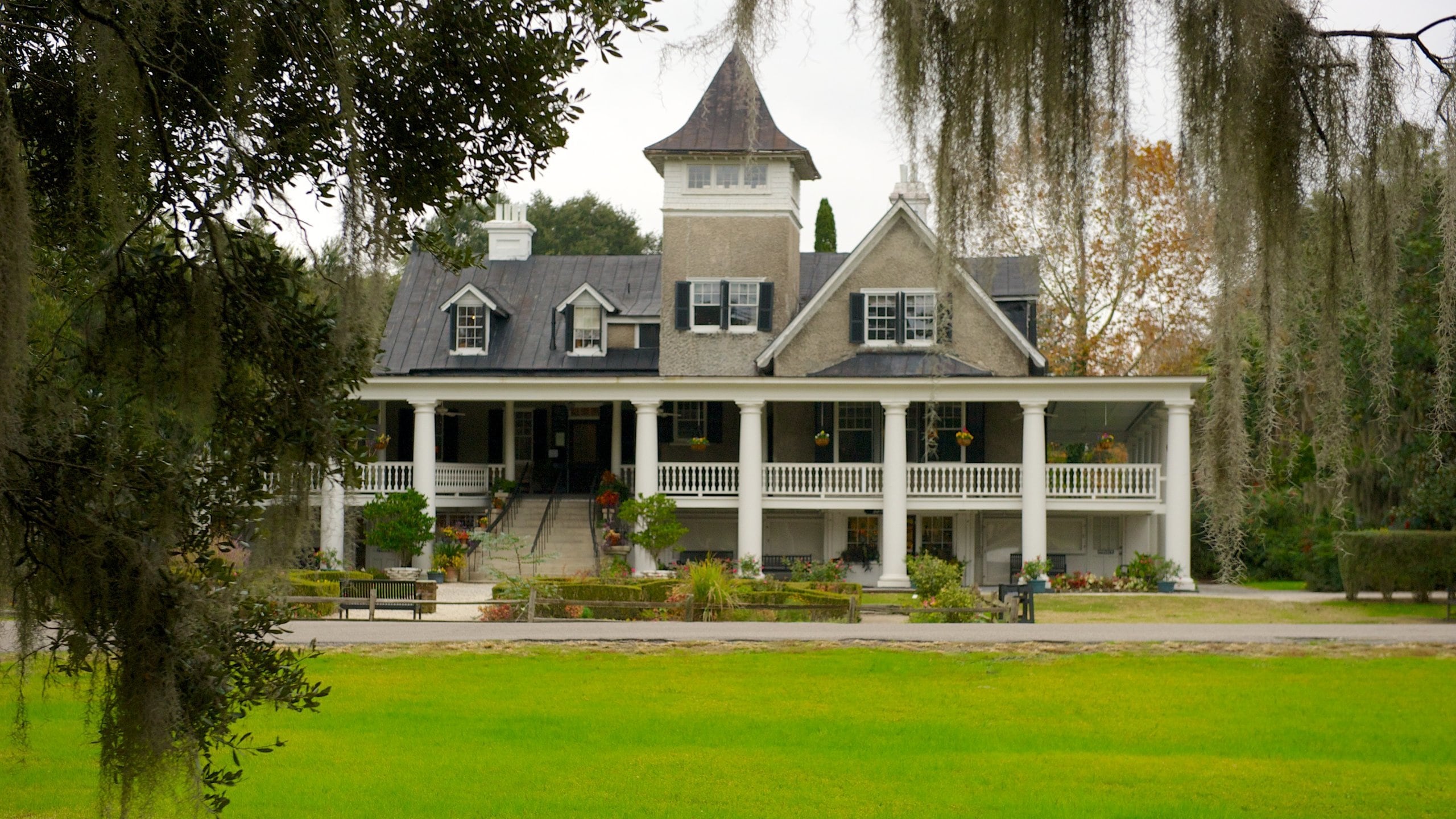 Magnolia Plantation and Gardens mostrando patrimonio de arquitectura, un jardín y una casa