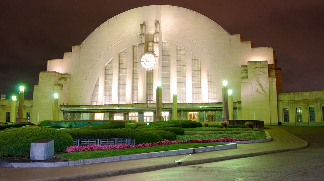 Cincinnati Museum Center at Union Terminal som visar nattliv och en stad