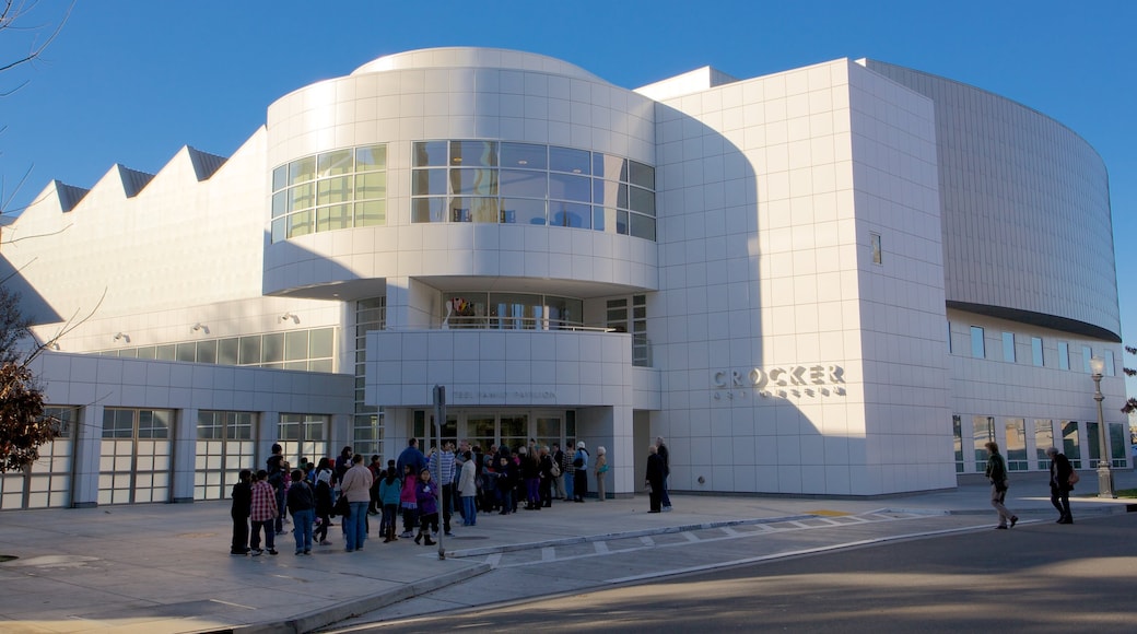 Crocker Art Museum que incluye arquitectura moderna y arte