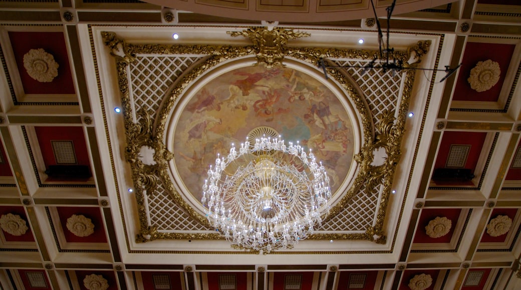 Cincinnati Music Hall que incluye música, vistas de interior y arquitectura patrimonial