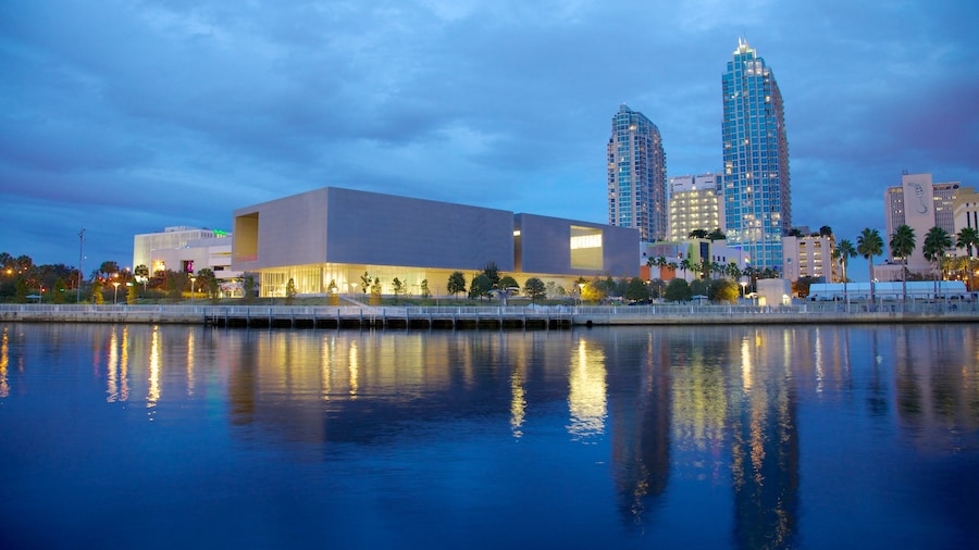Museu de Arte de Tampa caracterizando um arranha-cĂ©u, arquitetura moderna e uma baĂa ou porto