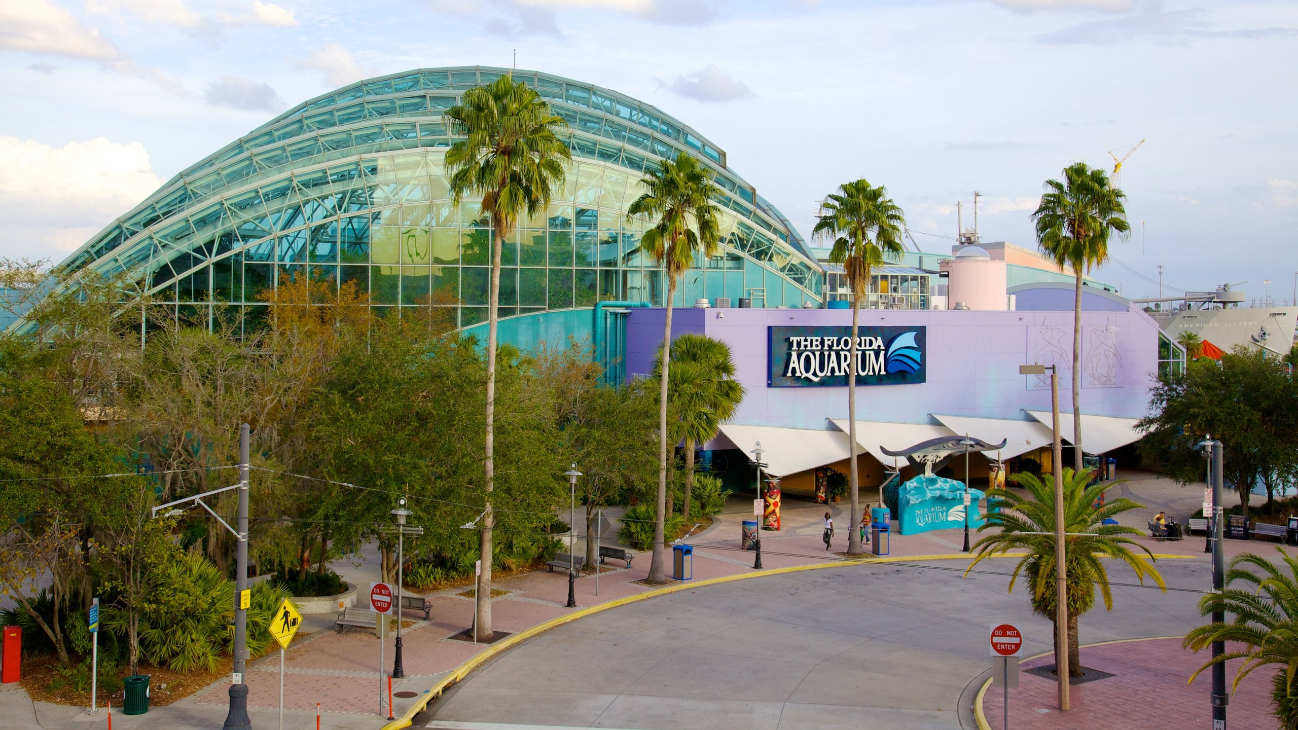 Florida Aquarium which includes marine life and modern architecture