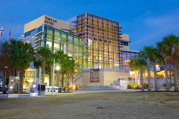 Tampa Bay History Center welches beinhaltet bei Nacht und Stadt