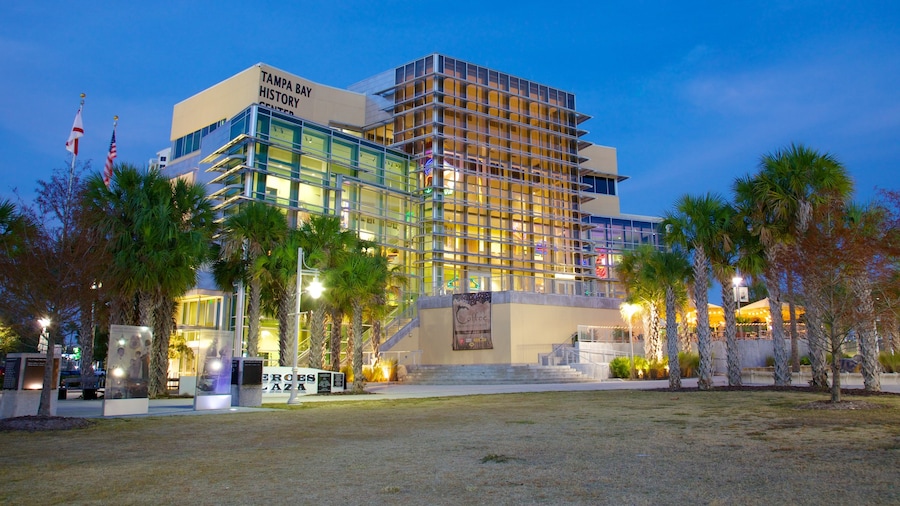Centro HistĂłrico de Tampa Bay que inclui cenas noturnas e uma cidade