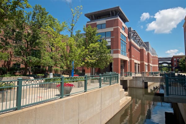 Kalamazoo Valley Museum mit einem Fluss oder Bach