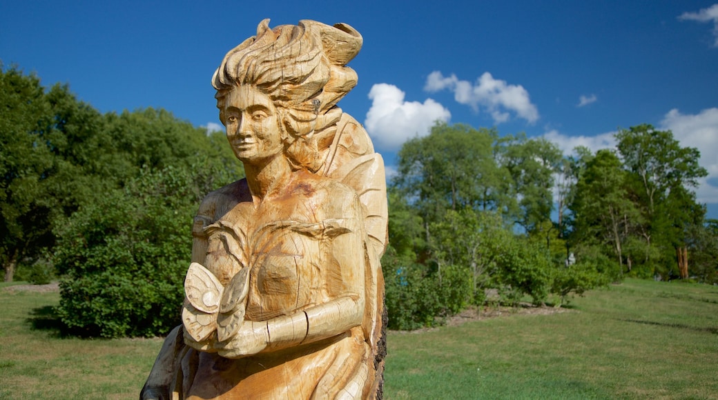 Battle Creek ofreciendo una estatua o escultura, arte al aire libre y un parque