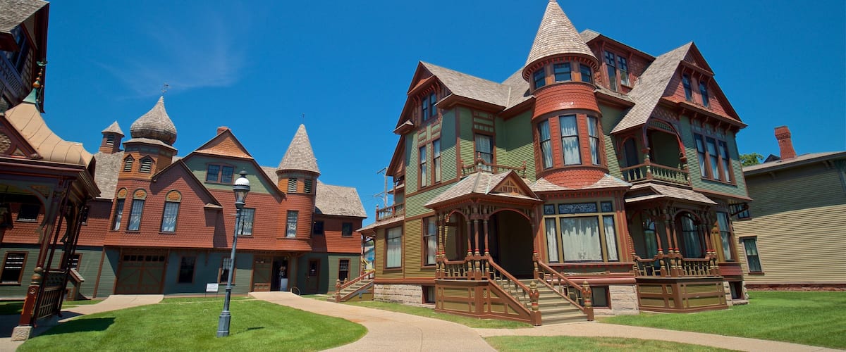 Hackley and Hume Historic Site showing a house and heritage elements