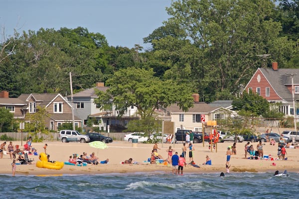 Pere Marquette Park Beach mit einem allgemeine KĂŒstenansicht und Sandstrand sowie groĂe Menschengruppe