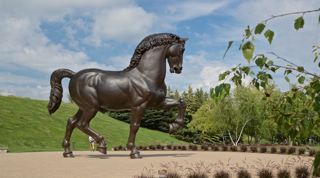 Cavallo di Leonardo da Vinci mostrando arte urbana e parco