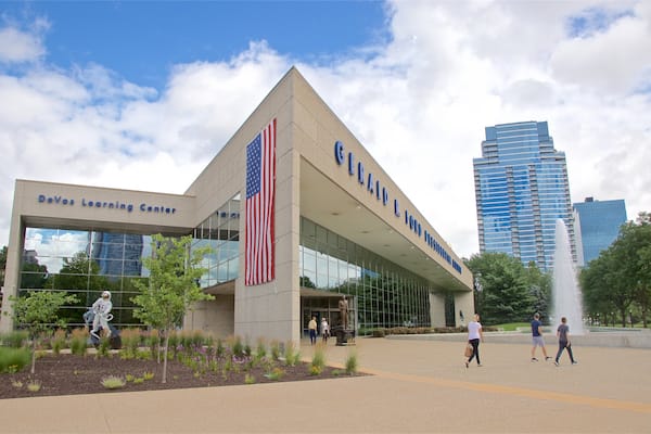 Gerald R. Ford Museum qui includes scènes de rue et fontaine aussi bien que petit groupe de personnes
