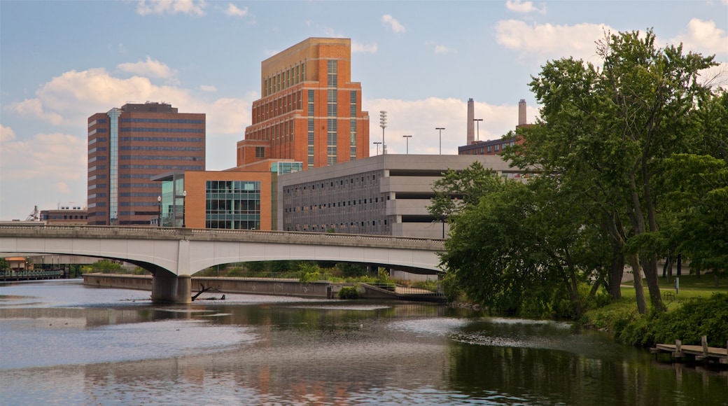 Lansing que incluye una ciudad, un río o arroyo y un puente