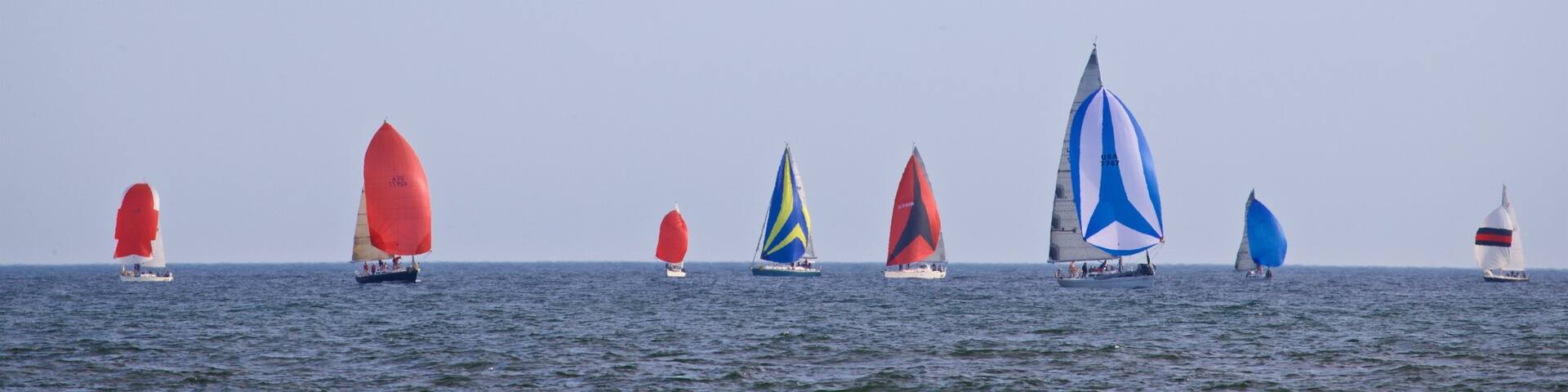 Holland mettant en vedette vues littorales et voile